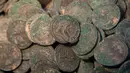 Kumpulan koin kuno Romawi yang diperlihatkan di museum arkeologi di Sevilla, Kamis (28/4). Koin kuno yang memiliki bobot total 600 kg itu ditemukan ketika para pekerja konstruksi  sedang mengerjakan proyek pipa air di Spanyol Selatan. (Gogo Lobato/AFP)