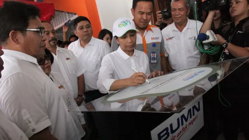 Menteri BUMN Rini Soemarno meresmikan Mitra Badan Usaha Milik Desa Bersama (MBB) di bawah binaan Telkom Indonesia di Kecamatan Sliyeg, Kabupaten Indramayu, Jawa Barat. (Ilyas/Liputan6.com)