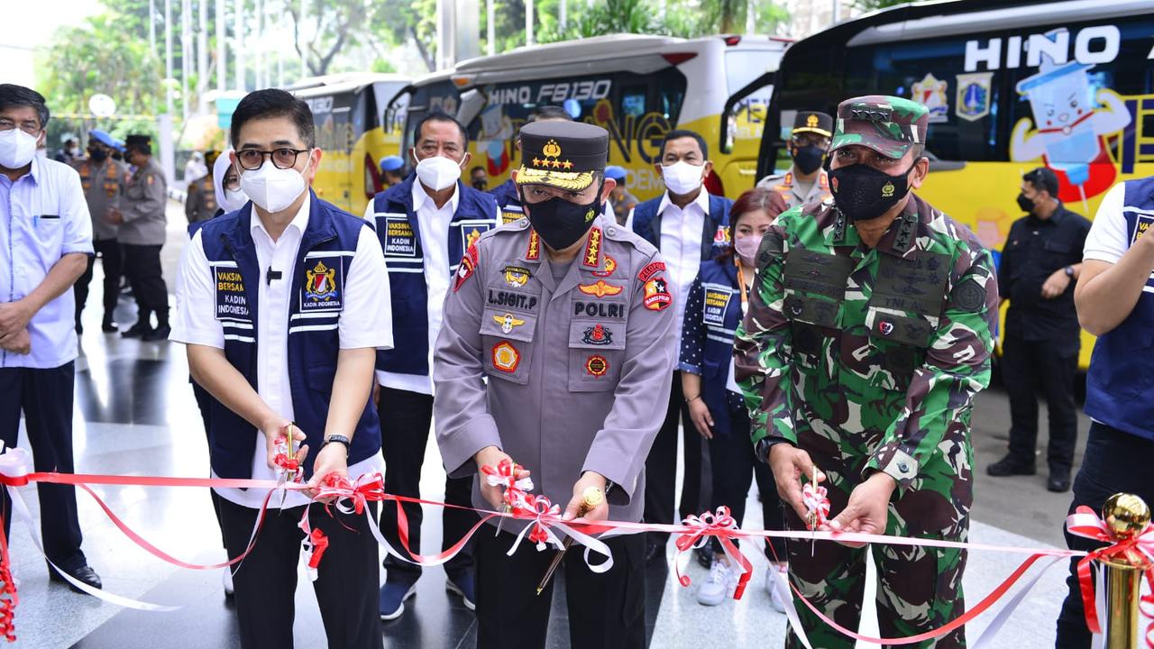 Kapolri Jenderal Listyo Sigit Prabowo melepas 34 bus vaksinasi keliling