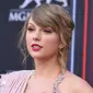 Penyanyi Taylor Swift berpose saat tiba menghadiri Billboard Music Awards di MGM Grand Garden Arena di Las Vegas (20/5).Taylor Swift tampil cantik dengan gaun Versace warna merah muda dengan belahan paha tinggi. (AP Photo/Jordan Strauss)