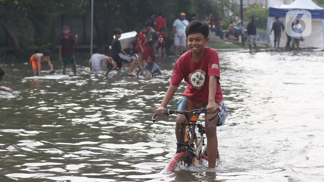 FOTO: Keceriaan Anak-Anak Pesisir Bermain Air Banjir Rob