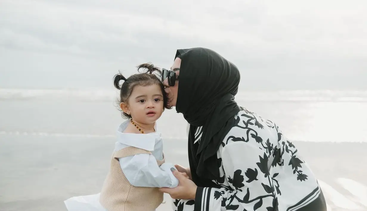 "Malu saja sama Allah, sudah dikasih suami yang baik, anak yang cantik. Maksudnya aku jauh dari sempurna, tapi Allah memberikan aku hidup yang cukup," kata Margin Wieheerm. [Instagram/marginw]