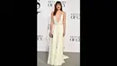 Mengenakan gaun putih dengan potongan dada yang rendah, Dakota Johnson terlihat seksi saat menghadiri premiere film Fifty Shades of Grey di London, Kamis (12/2/2015). (AFP PHOTO/LEON NEAL)