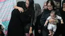 Beberapa kali, tangis perempuan 42 tahun itu kembali pecah. Terlihat kerabat mencoba menenangkan ibu dari Muhammad Zarno. (Adrian Putra/Bintang.com)