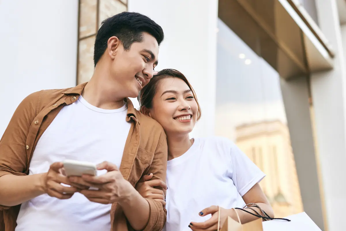 perempuan dan pasangan april pesona