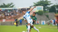 Gelandang PSIS Semarang, Gian Zola, saat berebut bola dengan pemain Persip Pekalongan pada pertandingan uji coba di Stadion Jenderal Hoegeng, Rabu (24/1/2024). (DOK PSIS)