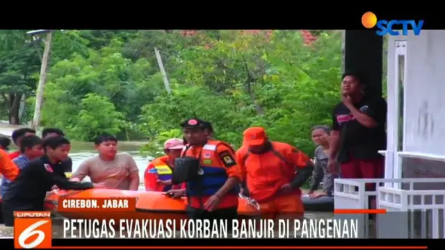 Petugas Badan Penanggulangan Bencana Daerah (BPBD) Kota Cirebon mengevakuasi para warga yang terendam banjir.