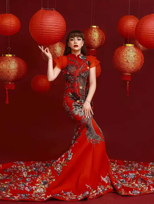 Bisa pilih cheongsam bersiluet mermaid yang menawan untuk menonjolkan lekuk tubuh seperti potret tampilan Celine Evangelista satu ini. [@publiqstudio]