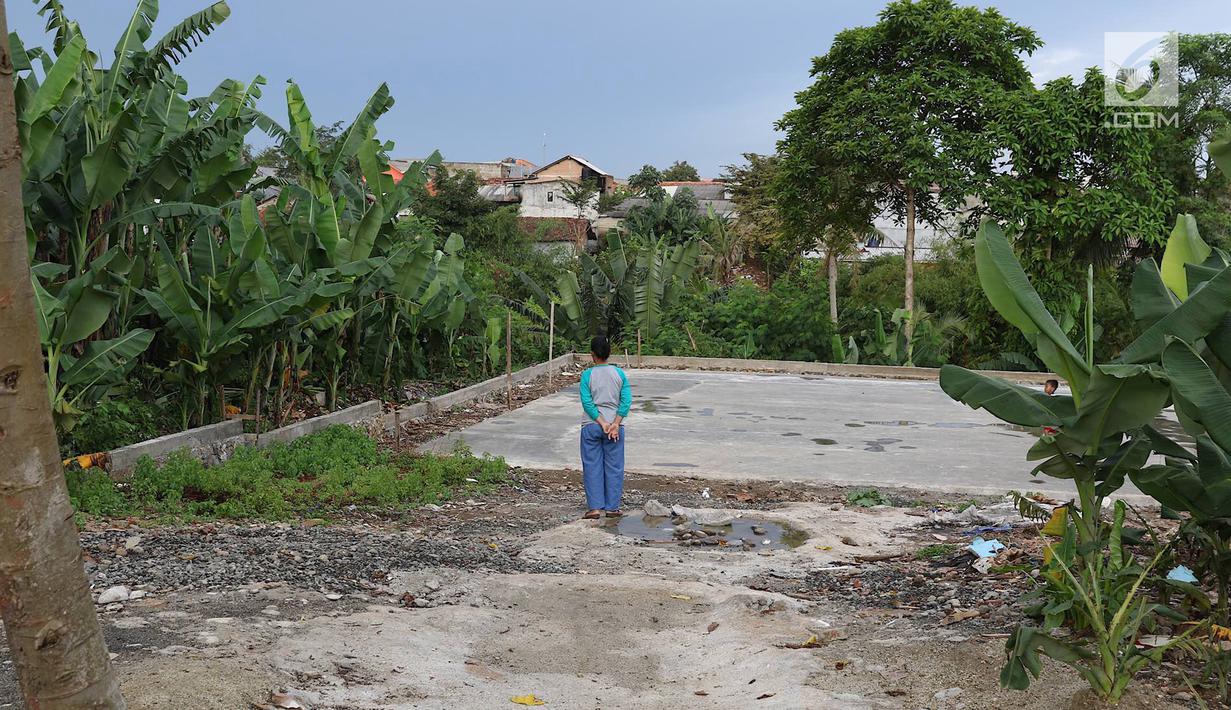 Warga berada di sekitar RPTRA Pelangi Cipedak di Jakarta, Senin (18/3). Terhentinya pembangunan RPTRA yang telah tiga kali mangkrak dikeluhkan warga karena molor dari target yang ditentukan. (Liputan6.com/Immanuel Antonius)