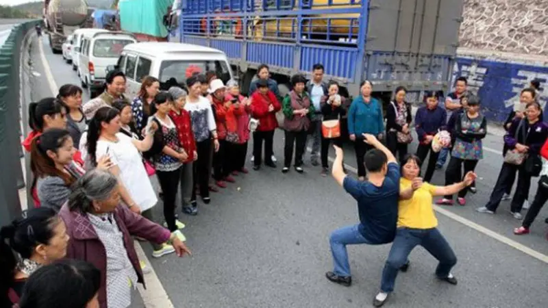 Unik, Macet Lalin Buat Orang-orang Ini Lakukan Kegiatan Seru