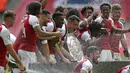 Para pemain Arsenal menyemprot sampanye saat merayakan gelar Community Shield usai mengalahkan Chelsea di Stadion Wembley, London, Minggu (6/8/2017). Ini merupakan trofi Community Shield yang ke-15 bagi Arsenal. (AFP/Ian Kington)