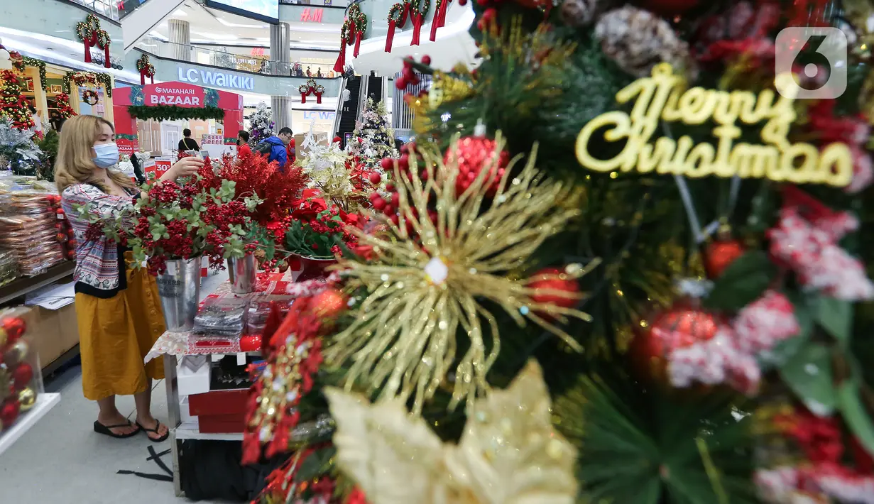 Pengunjung melihat pernak-pernik natal di atrium Lippo Mall Puri, Jakarta Barat, Sabtu (19/12/2020). Menyambut Hari Raya Natal dan Tahun Baru Lippo Mall Puri menampilkan dekorasi santa gift shop decoration dan santa home decoration. (Liputan6.com/Fery Pradolo)