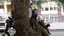Pengemudi ojek online melintas di Kawasan Jalan Siliwangi, Kota Tasikmalaya, Jawa Barat, Sabtu (3/9/2022). Pemerintah resmi menaikkan harga BBM Bersubsidi pada Sabtu (3/9) pukul 14.30 WIB, sementara tarif ojek online (ojol) baru yang tertuang di Keputusan Menteri Perhubungan (KM) No.564/2022 kembali ditunda penerapannya seperti yang diumumkan pada Senin (29/8/2022). (Liputan6.com/Helmi Fithriansyah)