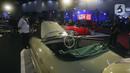 Pengunjung melihat-lihat mobil saat pameran otomotif Indonesia International Motor Show (IIMS) Hybrid 2022 di JIEXPO, Kemayoran Jakarta Pusat, Kamis (31/3/2022). Pameran yang resmi dibuka hari ini digelar selama dua pekan ke depan. (Liputan6.com/Johan Tallo)