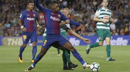 Aksi pemain Barcelona, Nelson Semedo (depan) saat berebut bola dengan pemain Eiba, Alejandro Galvez pada lanjutan La Liga Spanyol di Camp Nou stadium, Barcelona (19/9/2017). Barcelona menang 6-1. (AFP/Pau Barrena)