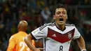 Selebrasi pemain tengah Timnas Jerman, Mesut Ozil, usai mencetak gol ke gawang Aljazair di Stadion Beira Rio, Porto Alegre, (1/7/2014). (REUTERS/Darren Staples)
