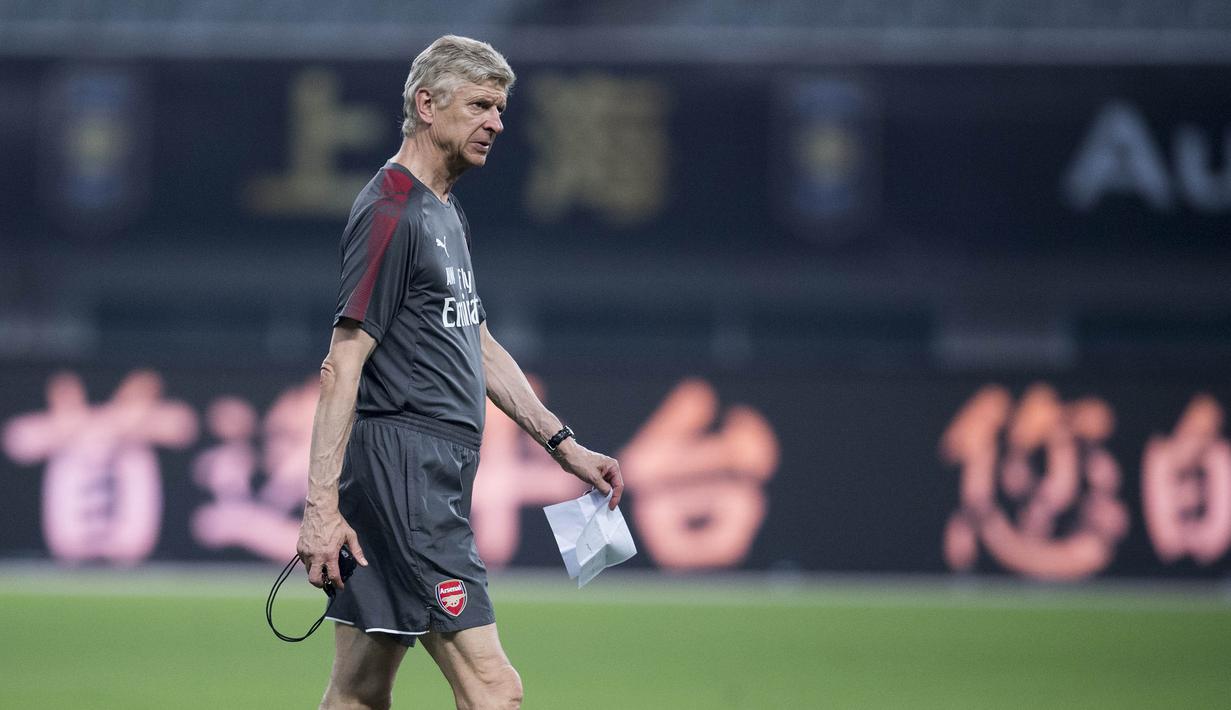 Pelatih Arsenal, Arsene Wenger, memimpin latihan anak asuhnya di Shanghai, Selasa (18/7/2017). Arsenal akan menghadapi Bayern Munchen pada laga International Champions Cup. (AFP/Johannes Eisele)