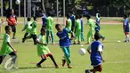 Sejumlah anak bermain bola saat pelatihan singkat di Korem Manokwari, Papua Barat, Selasa (16/8). Jelang perayaan HUT RI ke-71, PT Pertamina mengadakan pelatihan singkat dan laga trofeo di Manokwari. (Liputan6.com/Helmi Fithriansyah)