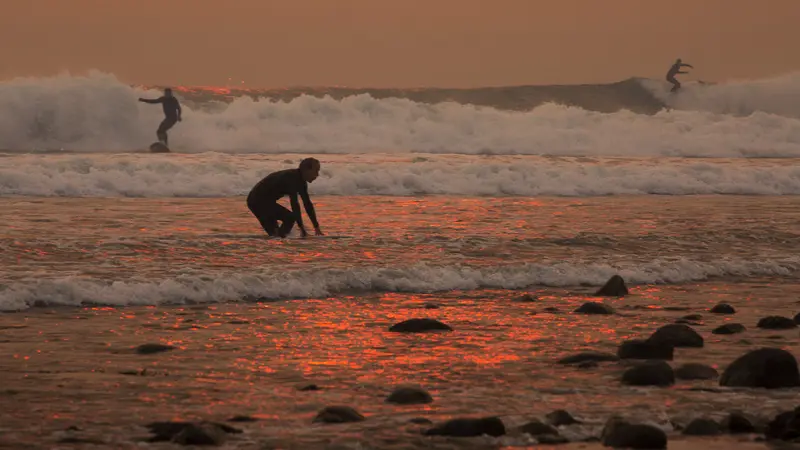 Akibat Asap Api Thomas, Pantai di Carpinteria Terlihat Keemasan