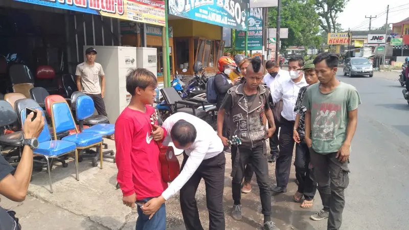 Para Preman, anak punk dan pengamen jalanan berhasil diamankan jajaran polres Tasikmalaya, Jawa Barat untuk diberikan pembinaan.