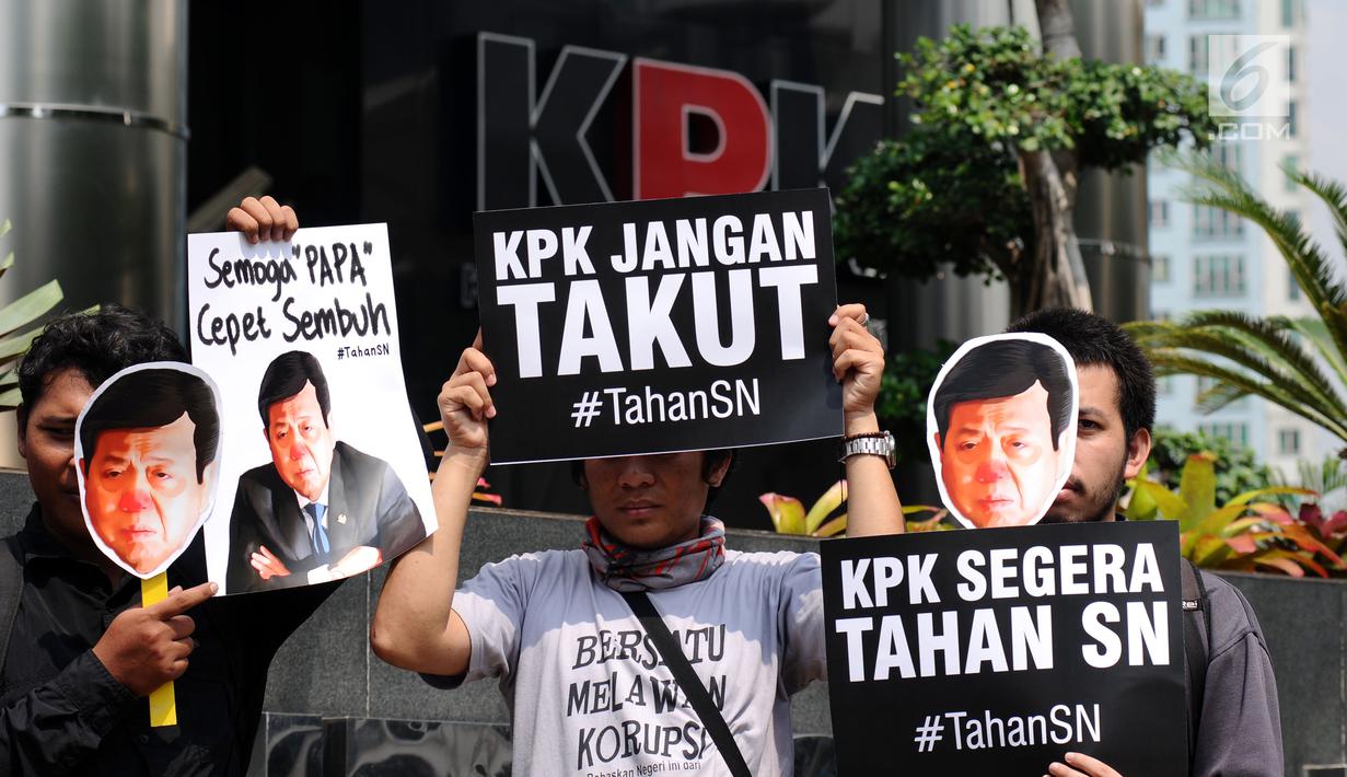 Aktivis Koalisi Masyarakat Sipil Anti Korupsi mengangkat tulisan saat aksi di depan Gedung KPK, Jakarta, Kamis (14/9). Mereka menuntut KPK segera menahan tersangka kasus dugaan korupsi KTP elektronik, Setya Novanto. (Liputan6.com/Helmi Fithriansyah)