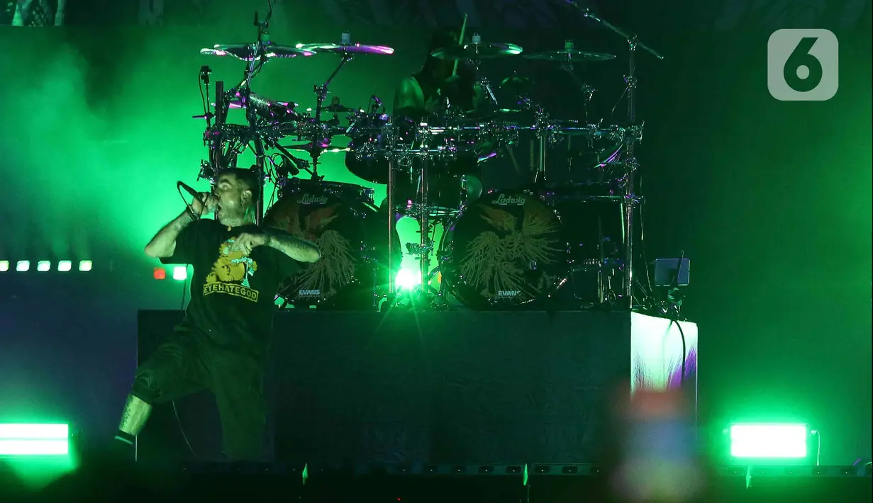 Aksi grup band asal  Amerika Lamb of God saat tampil pada Festival musik hammersonic 2024 di Pantai Carnaval Ancol, Jakarta, Minggu (5/5/2024). (Liputan6.com/Herman Zakharia)