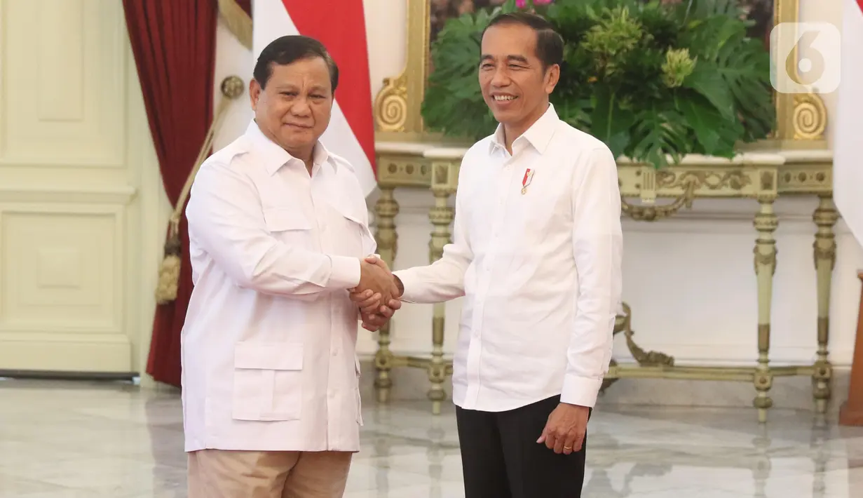 Presiden Joko Widodo bersalaman dengan Ketua Umum Partai Gerindra Prabowo Subianto di Istana Merdeka, Jakarta, Jumat (11/10/2019). Dalam pertemuan tersebut mereka membahas permasalahan bangsa dan koalisi. (Liputan6.com/Angga Yuniar)