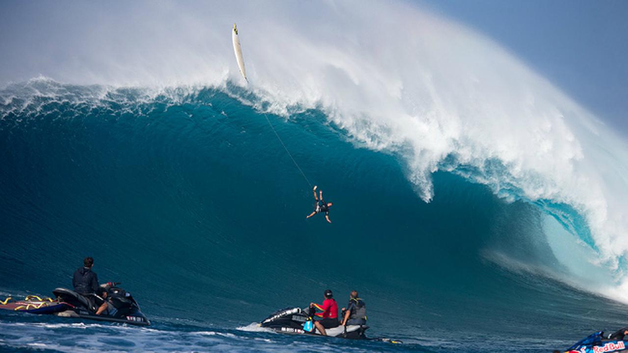 Detik-detik Peselancar Terhempas dari Puncak Ombak