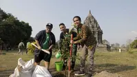 Saykoji, Andovi da Lopez dan Tommy Tjokro melakukan penanaman pohon di Candi Prambanan