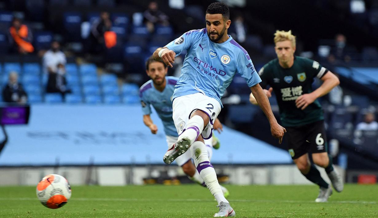 Riyad Mahrez (Manchester City) - Performa apiknya menjadikannya kunci sukses kemenangan The Citizen. Ia mampun mencatatkan dua assist kunci dan 2,1 dribble sukses tiap 90 menit. Pemain glandang kanan ini mendapat ganjaran nilai 7,31 oleh Whoscored. (Foto: AFP/Pool/Shaun Botterill)