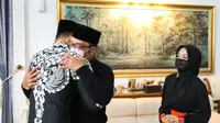 Ketua Umum Partai Demokrat Agus Harimurti Yudhoyono (AHY) bertakziah ke Rumah Dinas Gubernur Jawa Barat di Gedung Pakuan, Kota Bandung, menyampaikan belasungkawa&nbsp;atas berpulangnya Emmeril Kahn Mumtadz atau Eril. (DPP Partai Demokrat)