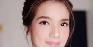 Selain casual, Sheila Marcia juga pernah tampil menawan dengan makeup natural. Ia memakai busana merah muda dan rambut ditata simpel membuat pemilik nama lengkap Sheila Marcia Joseph itu kian tampil flawless. (Liputan6.com/IG/@itssheilamj)