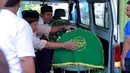 Seusai disalatkan, sekitar pukul 08.00 WIB almarhum H. Mansyur diberangkatkan ke Tempat Pemakaman Umum (TPU) Poncol, sekitar 800 meter dari rumah duka. (Adrian Putra/Bintang.com)
