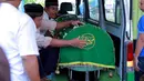 Seusai disalatkan, sekitar pukul 08.00 WIB almarhum H. Mansyur diberangkatkan ke Tempat Pemakaman Umum (TPU) Poncol, sekitar 800 meter dari rumah duka. (Adrian Putra/Bintang.com)