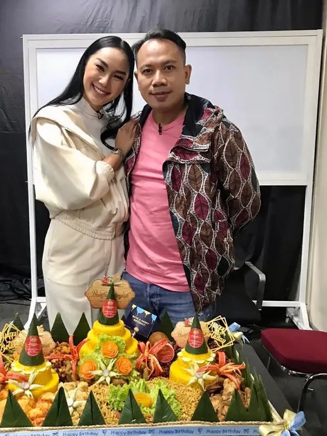 Momen Ulang Tahun Vicky Prasetyo yang Ke-37 Tahun, Dirayakan Dengan Potong Tumpeng. (Sumber: Instagram/kalinaocktaranny)