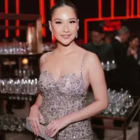 Penampilan elegan BCL dibalut gaun pesta bernuansa silver yang bling-bling. Dress ini memiliki tali spageti yang kecil dengan payet berkilauan di seluruh dressnya. [Foto: Instagram/bclsinclair]