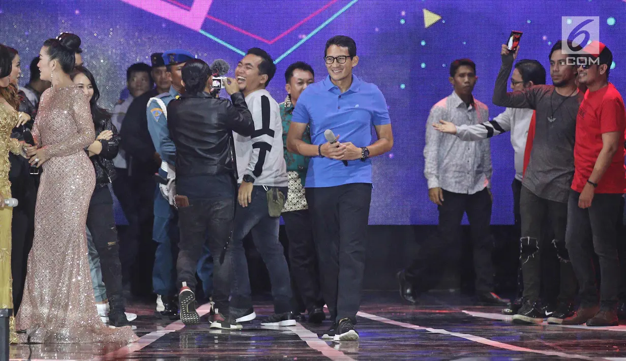 Wakil Gubernur DKI Jakarta, Sandiaga Uno menyapa para penonton konser Gempita 2018 di pantai karnaval Ancol, Jakarta, Senin (1/1). (Liputan6.com/Herman Zakharia)