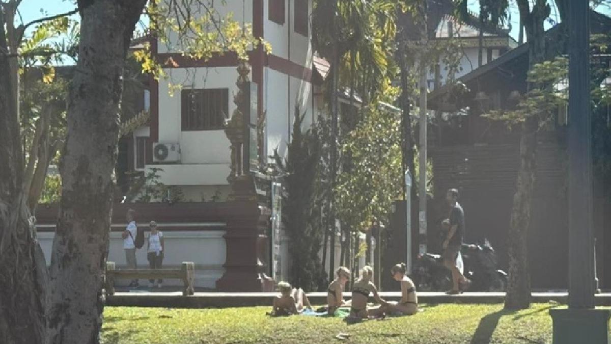 Dinilai Tak Beradab, 5 Turis Asing Berjemur dengan Bikini dan Celana Pendek di Dekat Kuil