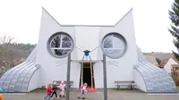 Bangunan TK ini menyerupai bentuk kucing dengan mata besar 