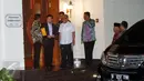 Ketua Umum Partai Golkar, Setya Novanto (kedua kiri) bersama Idrus Marham dan Aburizal Bakrie berbincang usai bertemu Presiden ke-3 RI, BJ Habibie di Jakarta, Selasa (14/6/2016). Pertemuan berlangsung secara tertutup. (Liputan6.com/Helmi Fithriansyah)