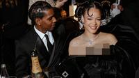 Rihanna bersama A$AP Rocky menghadiri Golden Globe Awards ke-80 di The Beverly Hilton pada 10 Januari 2023 di Beverly Hills, California, Amerika Serikat. (dok Twitter&nbsp;@goldenglobes/ https://twitter.com/goldenglobes/status/1613025146243276801/photo/1)