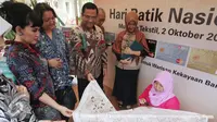 Menteri Perindustrian, Saleh Husin (dua kanan) menyaksikan Pengrajin Batik Tulis dari Kampoeng BNI Lasem, Jawa Tengah saat membuat batik tulis dalam Peringatan Hari Batik Nasional di Museum Tekstil, Jakarta, Jumat (2/10/2015). (Liputan6.com/Angga Yuniar)