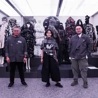Eko Nugroho bersama Chitra Subyakto dan Felix Tjahyadi pada event pameran SMM x Eko Nugroho (Foto Dok: Sejauh Mata Memandang).