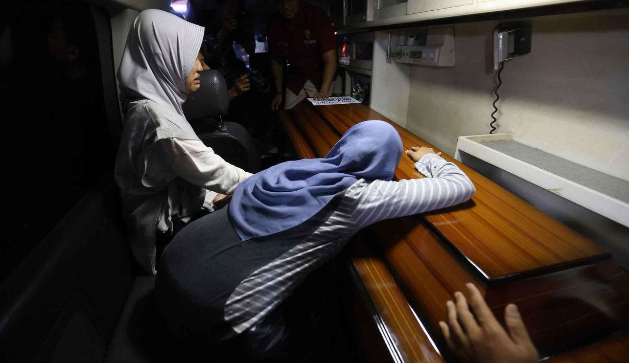 Keluarga salah satu korban kecelakaan kereta api, yang melibatkan KA Argo Bromo Anggrek dan KRL Commuter Line di Stasiun Bekasi Timur, tidak kuasa menahan kesedihan saat mendampingi jenazah yang sudah teridentifikasi di Rumah Sakit Polri Kramat Jati, Jakarta Timur, Selasa (28/4/2026). (Kapanlagi.com/Budy Santoso)