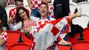 Suporter wanita Timnas Kroasia memberikan dukungannya bagi tim kesayangannya saat bertanding melawan Turki di Kualifikasi  Grup D Euro 2016 di Stadion Parc des Princes, Paris, Prancis, (12/6). (REUTERS / Darren Staples)