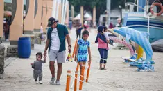 Wisatawan berjalan di Pantai Ancol, Jakarta, Sabtu (25/12/2021). Libur Natal dimanfaatkan masyarakat berwisata ke Pantai Ancol, Kawasan Pantai Ancol merupakan salah satu objek wisata yang kerap menjadi tujuan wisatawan saat mengisi waktu liburan. (Liputan6.com/Faizal Fanani)