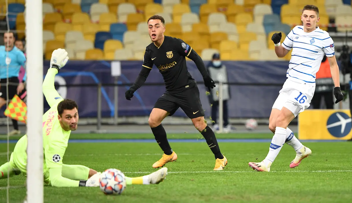 Barcelona memboyong Sergino Dest (tengah) dari Ajax dengan banderol 21 juta euro. Usianya yang baru 20 tahun membuat seorang bek kanan tersebut memiliki masa depan yang cerah bersama Blaugrana. (Foto: AFP/Sergei Supinsky)