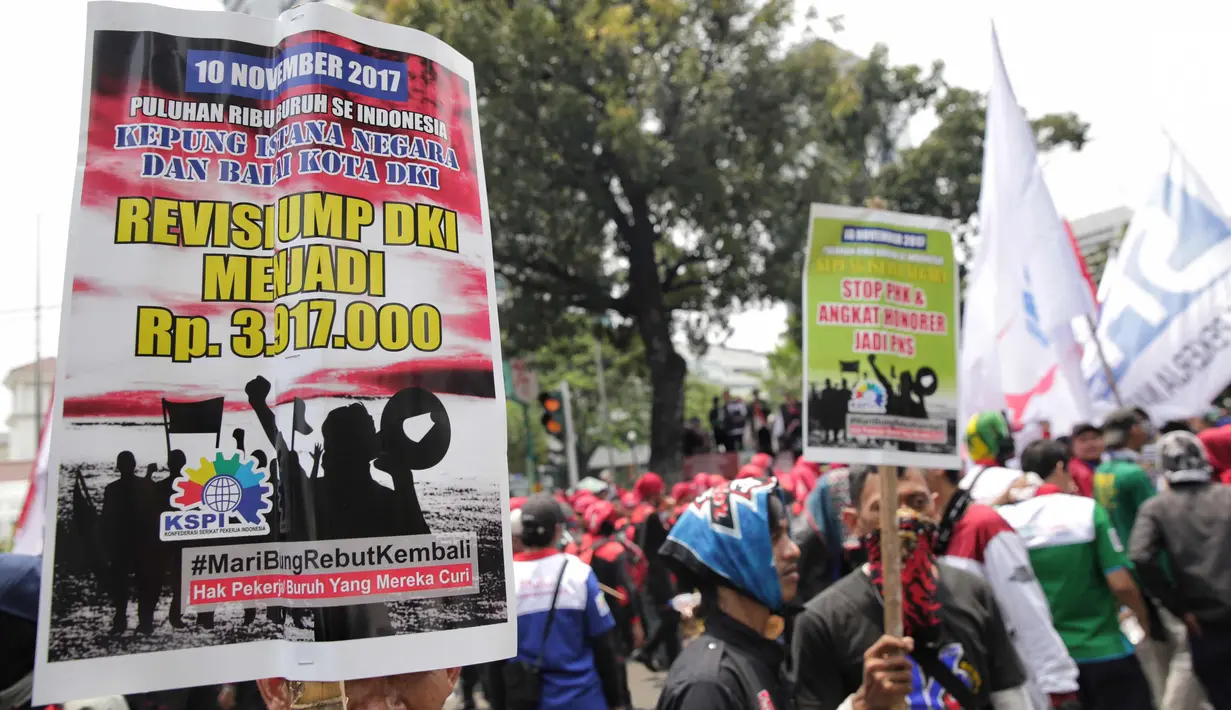 Massa buruh membawa spanduk berisi tuntutan dalam unjuk rasa di depan Balai Kota DKI Jakarta, Jumat (10/11). Bertepatan Hari Pahlawan, buruh dari berbagai daerah melakukan aksi turun ke jalan menuntut pengupahan yang layak. (Liputan6.com/Faizal Fanani)