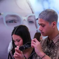 Al Ghazali dan Alyssa Daguise memilih kacamata. (dok.Optik Seis)