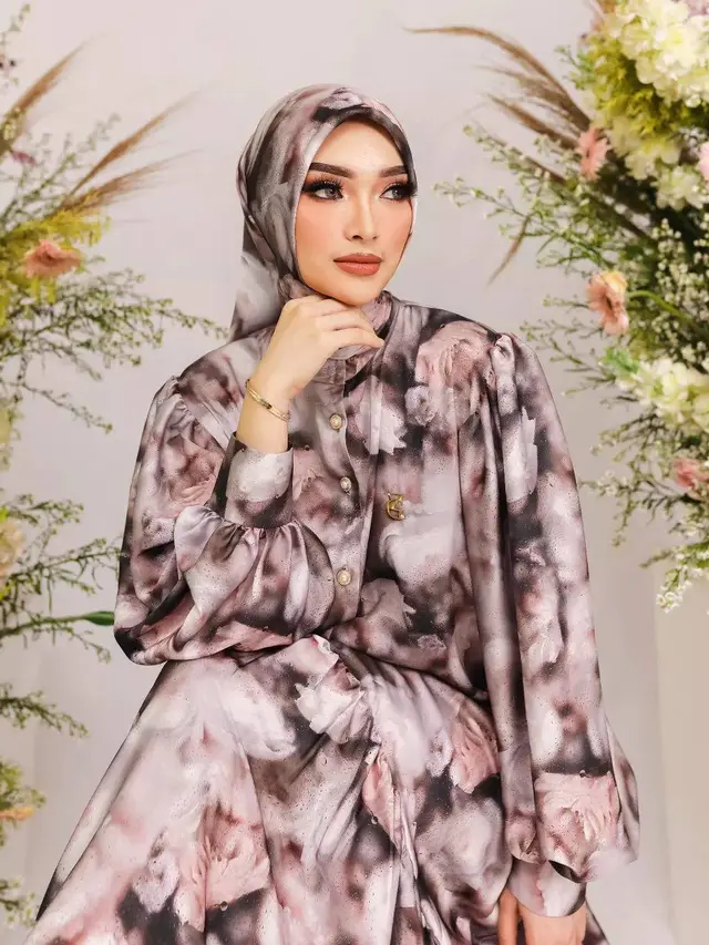 Tekuni Bisnis Fashion, Ini 7 Potret Zaskia Gotix dengan Busana Muslimnya